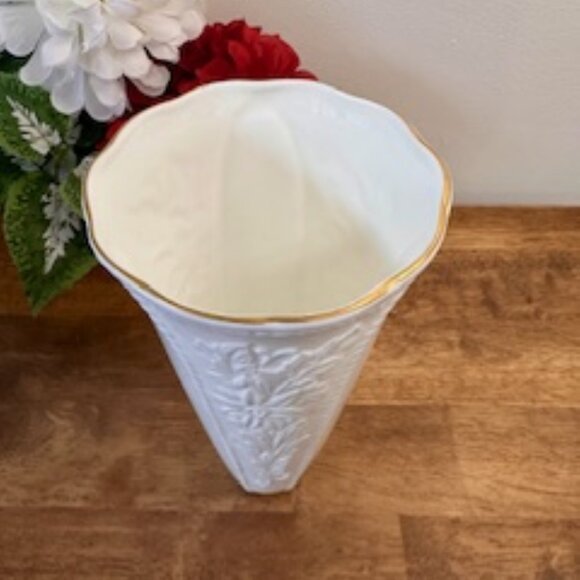 Vintage Pfaltzgraff White‎ Porcelain Vase Floral Embossed USA Artware - Picture 4 of 7